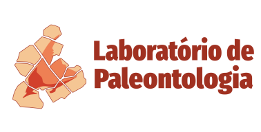 A logo inclui o crânio que é o holótipo do pterossauro Tupandactylus imperator sobre várias rochas de tamanhos diferentes. As rochas são de cor laranja claro, a crista craniana em um laranja médio, e os ossos em laranja escuro/avermelhado. Ao lado da imagem está o texto "Laboratório de Paleontologia" em uma fonte laranja escuro e em negrito.