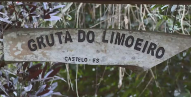 Foto de uma placa, onde está escrito: Gruta do Limoeiro