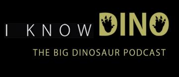 Logo do Podcast. Sobre um fundo preto, está o nome I know Dino, todo em letras maiúsculas. O meio vazio do D e do O em dino tem o formato de pegadas. Abaixo, há um subtítulo: The big dinosaur podcast