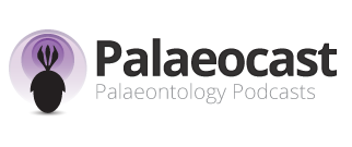 Logo do Palaeocast. À esquerda, há um desenho da sombra de um trilobita com um apêndice cefálico com 3 pontas. Dele, saem 3 círculos concêntricos em diferentes tons de roxo, dando a ideia de uma antena. No centro e na direita, há o nome Palaeocast e, abaixo deste, o subtítulo Palaeontology Podcasts.